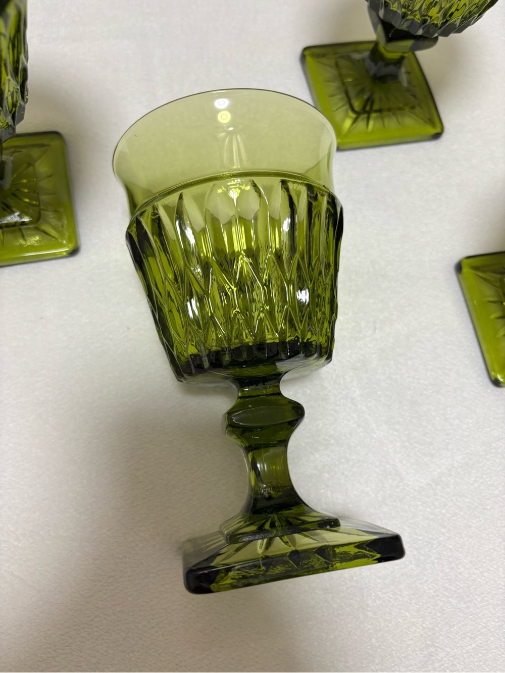 Four vintage olive green glass goblets square base - Picture 7 of 12